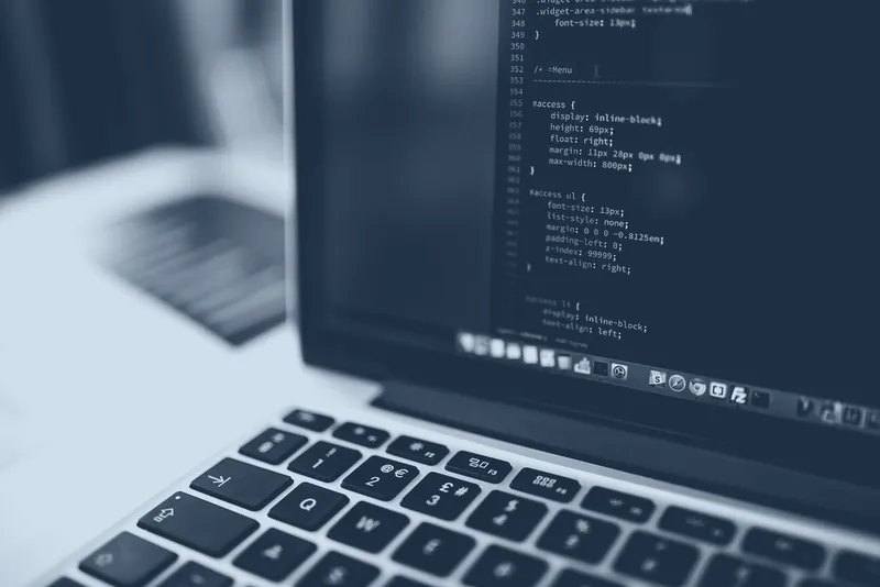 Pantalla de computadora con código de un sitio web