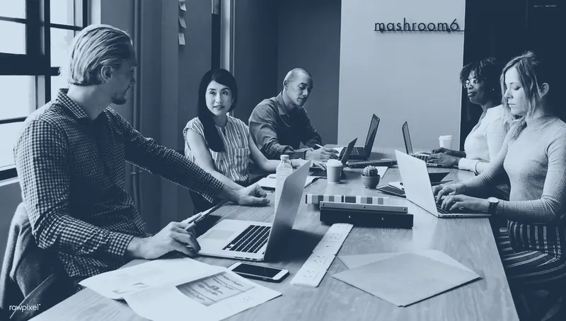 Equipo de la agencia trabajando en una reunión