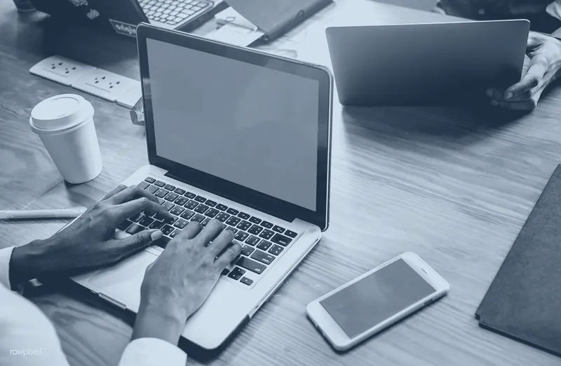Escritorio de trabajo con laptop
