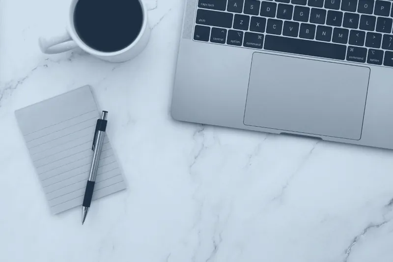 Escritorio con material de planificación